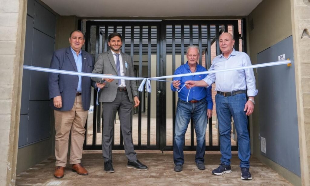 Jorge Molina, Maximiliano Pullaro, Juan Pablo Poletti y autoridades participaron de la entrega de 68 viviendas para afiliados de UPCN en la ciudad de Santa Fe.