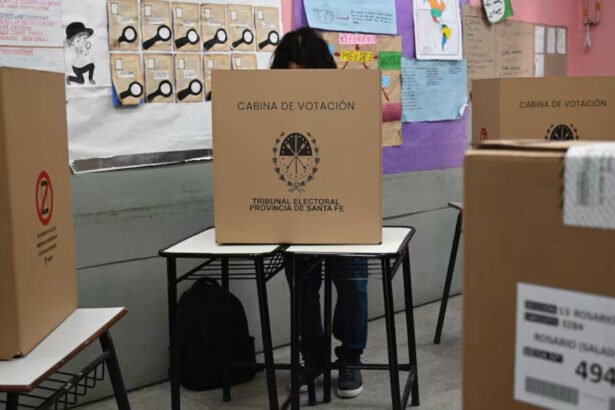Electores emiten su voto en una mesa habilitada durante una elección en la provincia de Santa Fe. Foto de archivo.