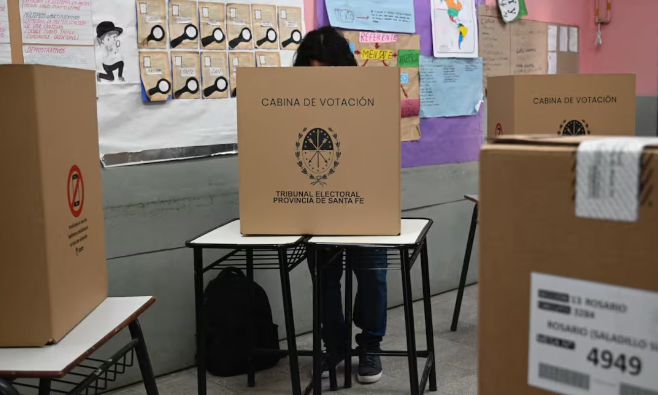 Electores emiten su voto en una mesa habilitada durante una elección en la provincia de Santa Fe. Foto de archivo.