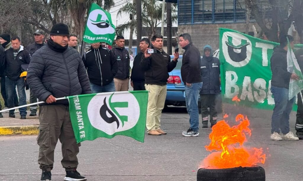 Trabajadores municipales de UTRAM participan de una manifestación con corte de tránsito durante un reclamo laboral en la ciudad de Santa Fe.