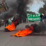 Trabajadores municipales de UTRAM realizan una protesta con corte de tránsito y quema de cubiertas durante un reclamo sindical en la ciudad de Santa Fe.