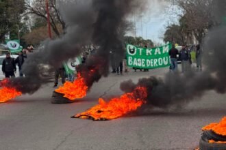 Trabajadores municipales de UTRAM realizan una protesta con corte de tránsito y quema de cubiertas durante un reclamo sindical en la ciudad de Santa Fe.
