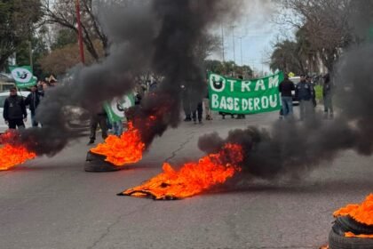 Trabajadores municipales de UTRAM realizan una protesta con corte de tránsito y quema de cubiertas durante un reclamo sindical en la ciudad de Santa Fe.
