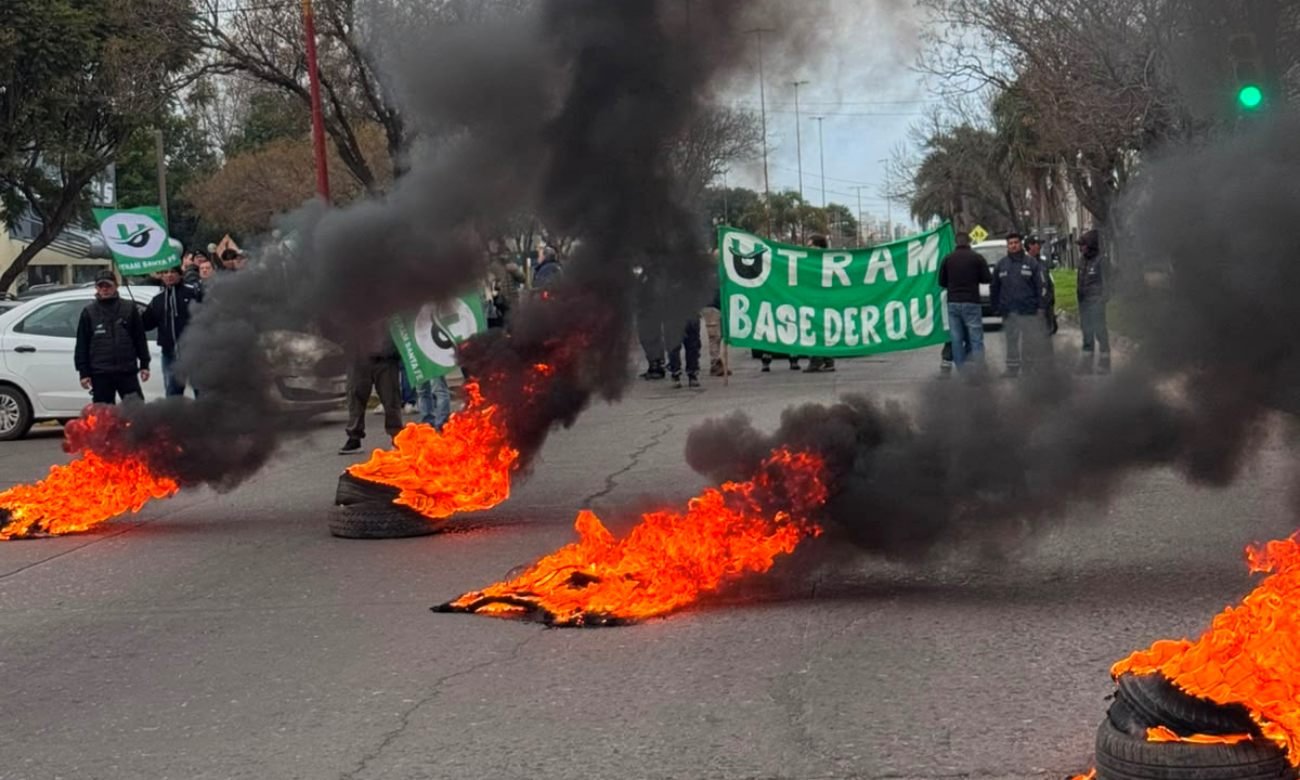 Trabajadores municipales de UTRAM realizan una protesta con corte de tránsito y quema de cubiertas durante un reclamo sindical en la ciudad de Santa Fe.