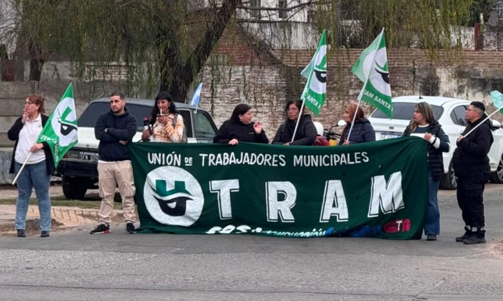 Protesta de trabajadores municipales sobre avenida Peñaloza en el marco de un conflicto gremial por reclamos salariales y laborales.