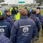 Trabajadores municipales nucleados en UTRAM durante la protesta realizada en el acceso a la ciudad de Santa Fe.