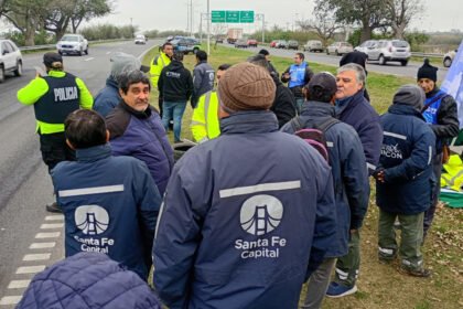 Trabajadores municipales nucleados en UTRAM durante la protesta realizada en el acceso a la ciudad de Santa Fe.