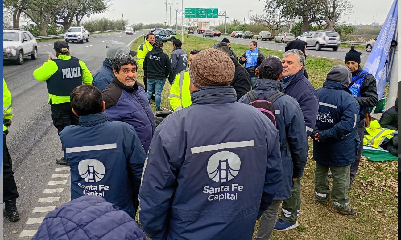 Trabajadores municipales nucleados en UTRAM durante la protesta realizada en el acceso a la ciudad de Santa Fe.