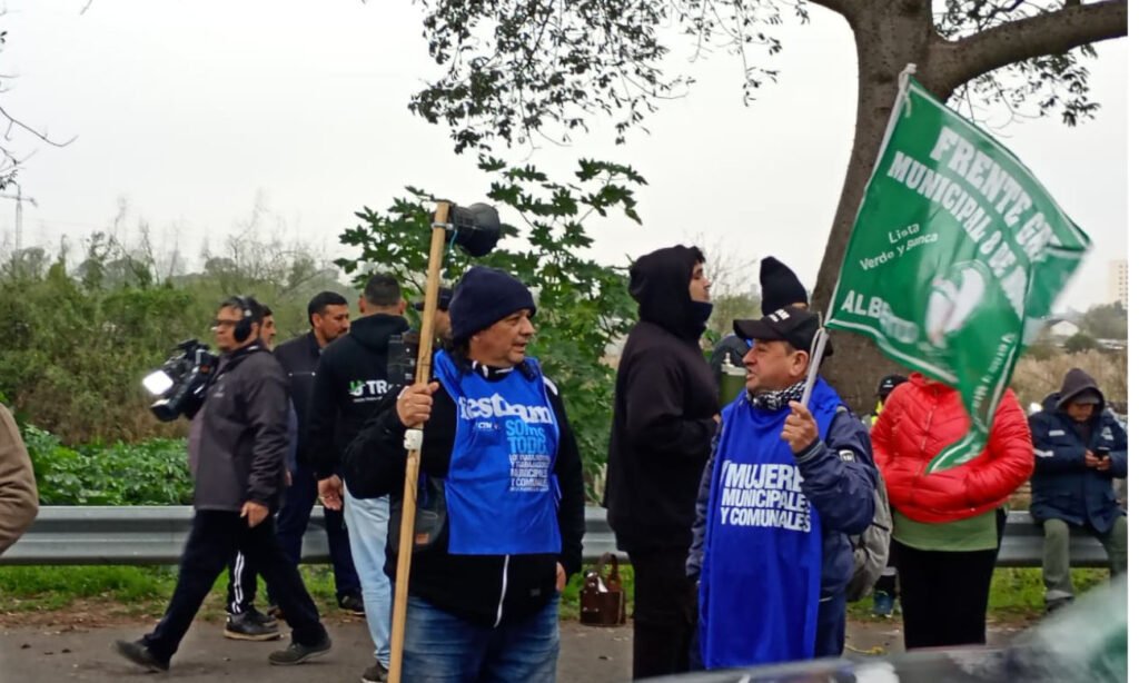 Manifestantes de UTRAM en la zona de calle Iturraspe, donde llevaron adelante una jornada de reclamo laboral frente al municipio. Foto de archivo.