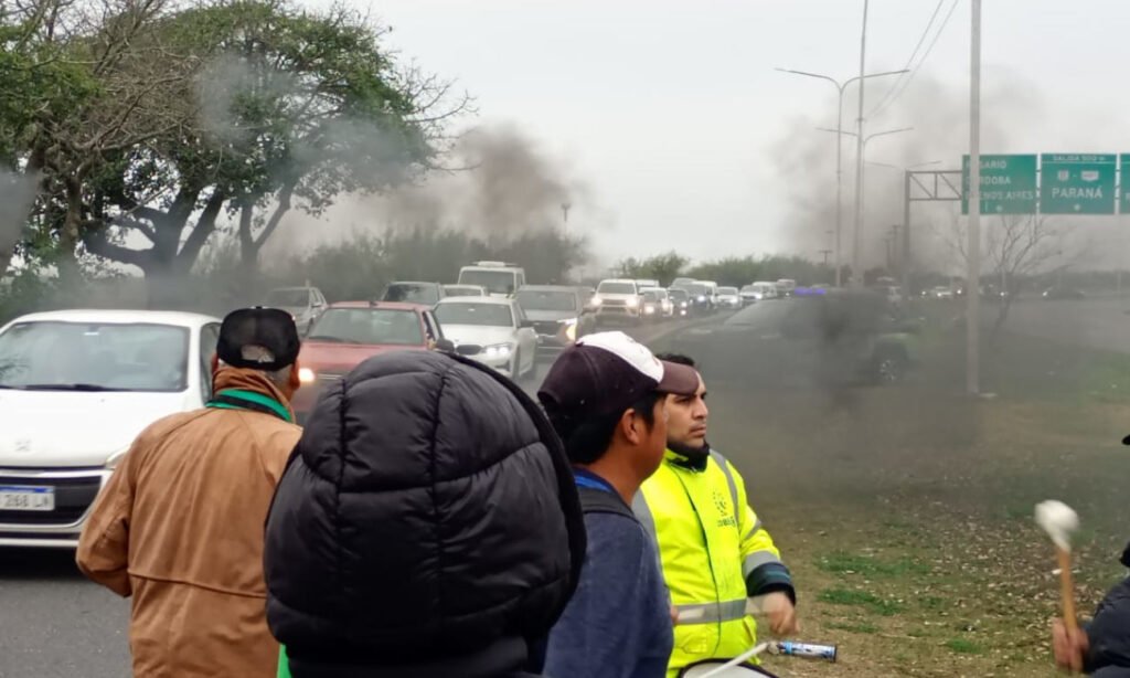 Trabajadores municipales nucleados en UTRAM durante la protesta en el acceso a Santa Fe, con importantes demoras en la circulación vehicular. I