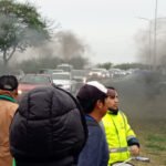 Trabajadores municipales nucleados en UTRAM durante la protesta en el acceso a Santa Fe, con importantes demoras en la circulación vehicular. I