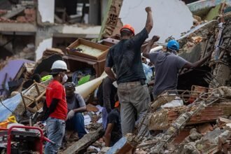 Equipos de rescate trabajan entre los escombros en una de las zonas afectadas por los terremotos en Venezuela. Foto: archivo.