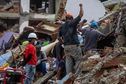 Equipos de rescate trabajan entre los escombros en una de las zonas afectadas por los terremotos en Venezuela. Foto: archivo.
