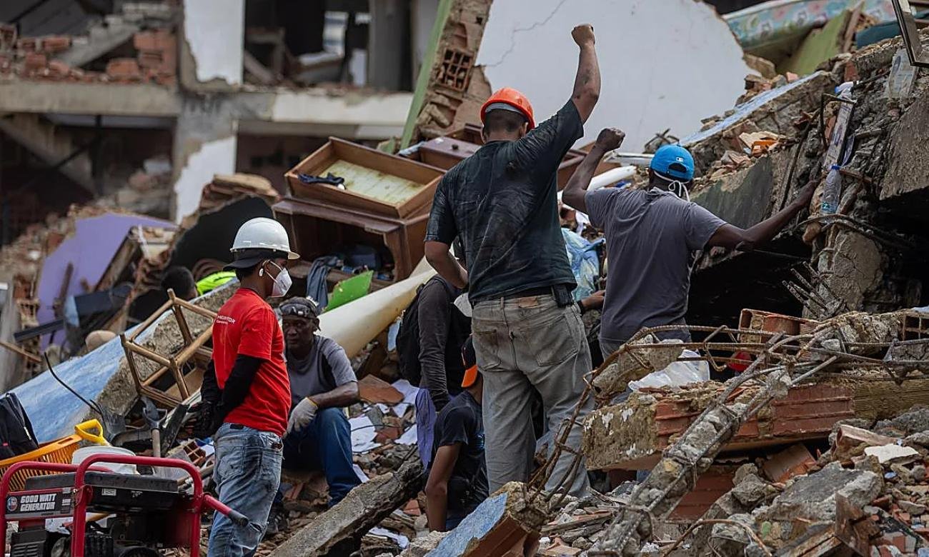 Equipos de rescate trabajan entre los escombros en una de las zonas afectadas por los terremotos en Venezuela. Foto: archivo.