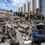 Equipos de rescate trabajan entre los escombros en una de las zonas más afectadas por los terremotos que golpearon a Venezuela. Foto de archivo.