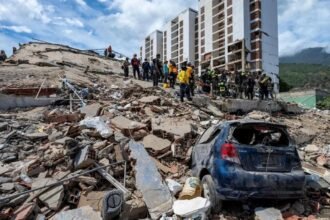 Equipos de rescate trabajan entre los escombros en una de las zonas más afectadas por los terremotos que golpearon a Venezuela. Foto de archivo.