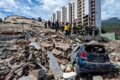 Equipos de rescate trabajan entre los escombros en una de las zonas más afectadas por los terremotos que golpearon a Venezuela. Foto de archivo.