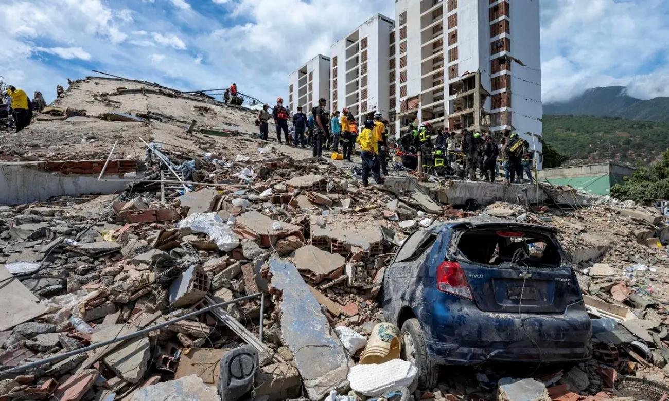 Equipos de rescate trabajan entre los escombros en una de las zonas más afectadas por los terremotos que golpearon a Venezuela. Foto de archivo.