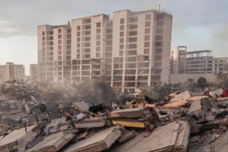 Equipos de rescate trabajan entre los escombros en una de las zonas más afectadas por los terremotos que golpearon el norte de Venezuela.