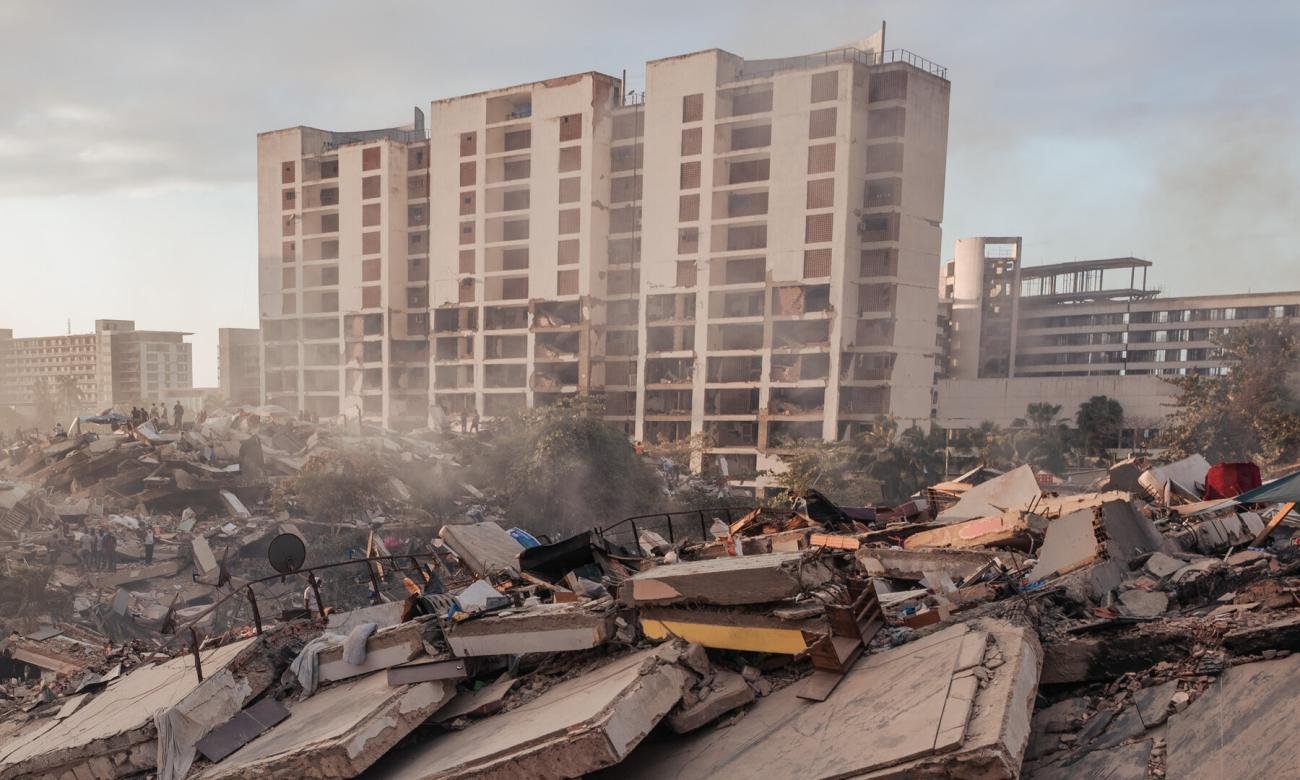 Equipos de rescate trabajan entre los escombros en una de las zonas más afectadas por los terremotos que golpearon el norte de Venezuela.