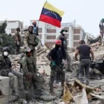 Personal de emergencia y vecinos permanecen atentos tras un movimiento sísmico registrado en el área metropolitana de Caracas.