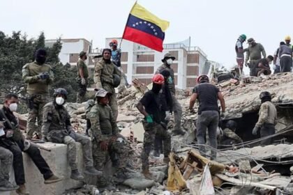 Personal de emergencia y vecinos permanecen atentos tras un movimiento sísmico registrado en el área metropolitana de Caracas.