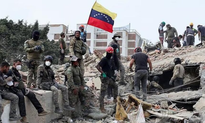 Personal de emergencia y vecinos permanecen atentos tras un movimiento sísmico registrado en el área metropolitana de Caracas.