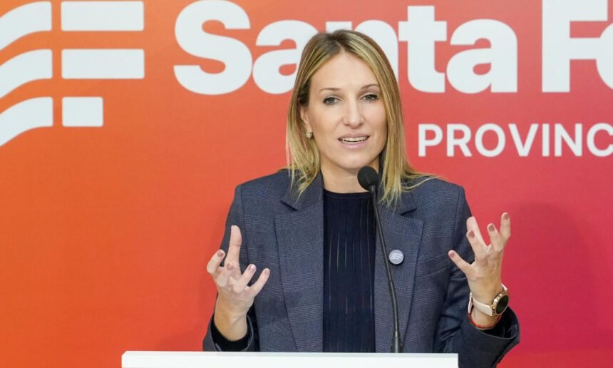 Virginia Coudannes, vocera del Gobierno de Santa Fe, durante una conferencia de prensa. Foto de archivo.