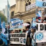 Docentes, no docentes, estudiantes y gremios participaron de un abrazo simbólico frente al Rectorado de la UNL.