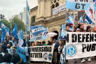Docentes, no docentes, estudiantes y gremios participaron de un abrazo simbólico frente al Rectorado de la UNL.