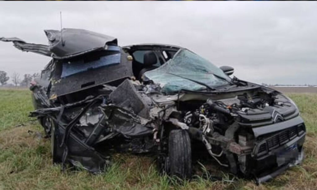 El Citroën quedó totalmente destruido tras el impacto en la Autovía 19, a la altura de Josefina. Foto: gentileza.