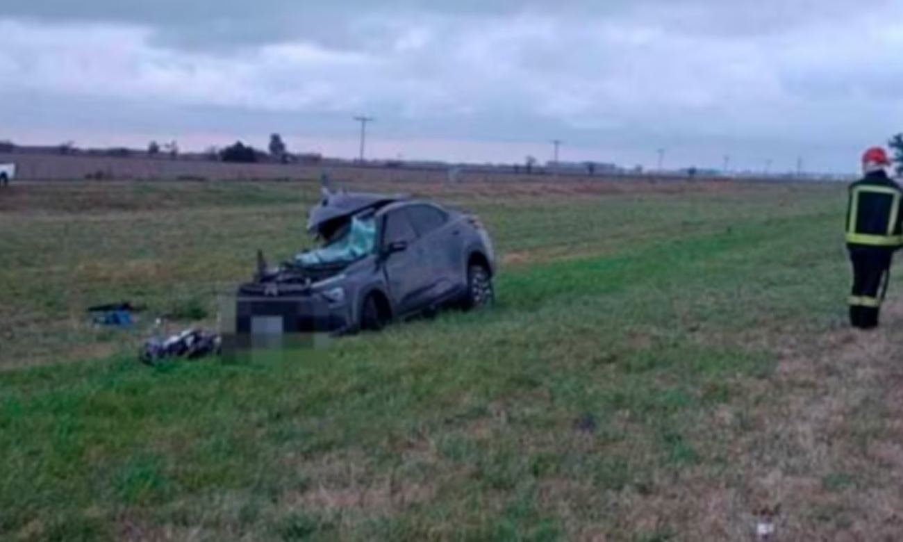 El automóvil en el que viajaba la familia Gómez quedó completamente destrozado tras el violento impacto contra el camión en la autovía 19. Foto: gentileza.