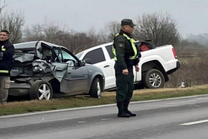 Personal policial y equipos de emergencia trabajaron en la ruta nacional 34 tras el choque múltiple ocurrido a la altura de Luis Palacios, donde un automovilista perdió la vida. Foto: archivo.