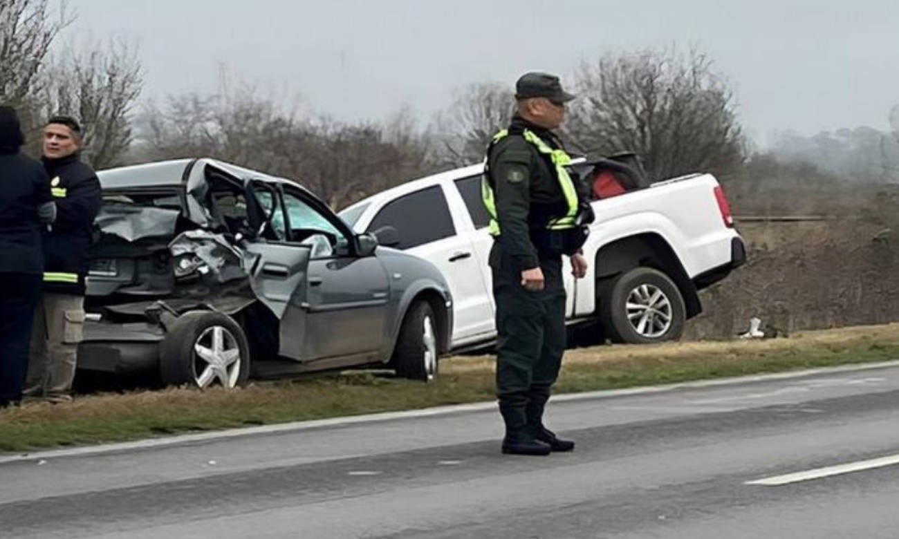 Personal policial y equipos de emergencia trabajaron en la ruta nacional 34 tras el choque múltiple ocurrido a la altura de Luis Palacios, donde un automovilista perdió la vida. Foto: archivo.