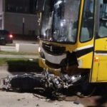 Fatal accidente de tránsito en avenida Peñaloza al 8.500, donde un motociclista murió tras chocar con un colectivo de la Línea 11. Foto: gentileza.