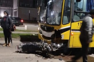 Fatal accidente de tránsito en avenida Peñaloza al 8.500, donde un motociclista murió tras chocar con un colectivo de la Línea 11. Foto: gentileza.