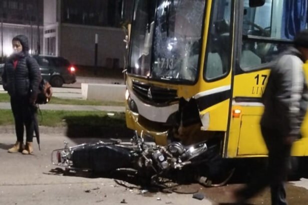 Fatal accidente de tránsito en avenida Peñaloza al 8.500, donde un motociclista murió tras chocar con un colectivo de la Línea 11. Foto: gentileza.