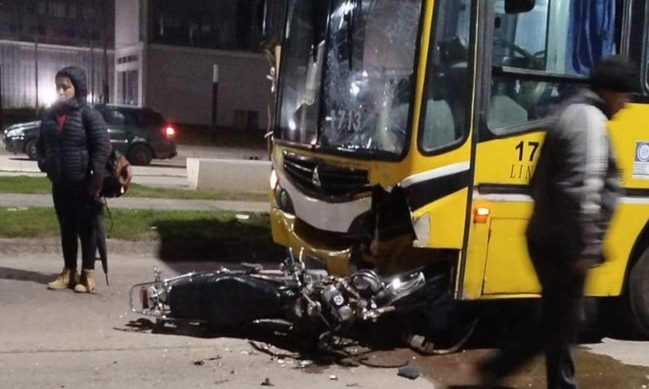 Fatal accidente de tránsito en avenida Peñaloza al 8.500, donde un motociclista murió tras chocar con un colectivo de la Línea 11. Foto: gentileza.
