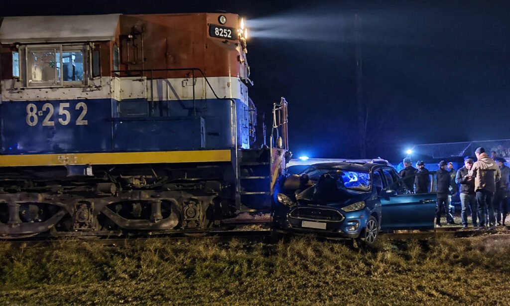 El Ford Fiesta quedó sobre las vías luego de ser embestido y arrastrado por una formación ferroviaria en Sunchales. Foto: gentileza.
