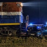 El Ford Fiesta quedó sobre las vías luego de ser embestido y arrastrado por una formación ferroviaria en Sunchales. Foto: gentileza.