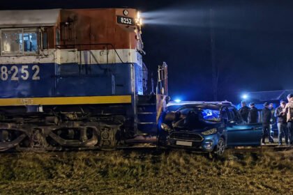 El Ford Fiesta quedó sobre las vías luego de ser embestido y arrastrado por una formación ferroviaria en Sunchales. Foto: gentileza.