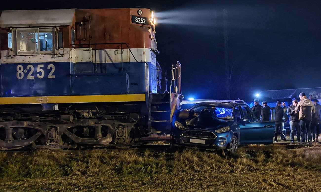 El Ford Fiesta quedó sobre las vías luego de ser embestido y arrastrado por una formación ferroviaria en Sunchales. Foto: gentileza.