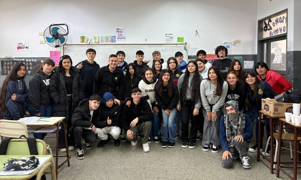 Estudiantes participan de propuestas educativas orientadas a la prevención y al uso responsable de las herramientas digitales.