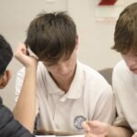 Estudiantes participan en actividades educativas orientadas a promover el uso responsable de la tecnología, la educación financiera y la prevención de las apuestas online.