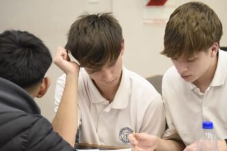 Estudiantes participan en actividades educativas orientadas a promover el uso responsable de la tecnología, la educación financiera y la prevención de las apuestas online.