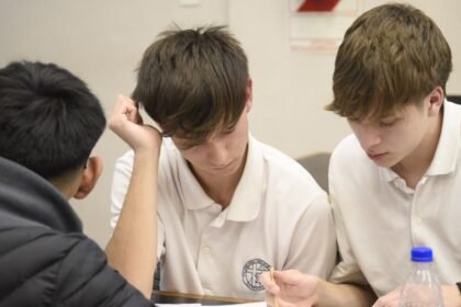 Estudiantes participan en actividades educativas orientadas a promover el uso responsable de la tecnología, la educación financiera y la prevención de las apuestas online.
