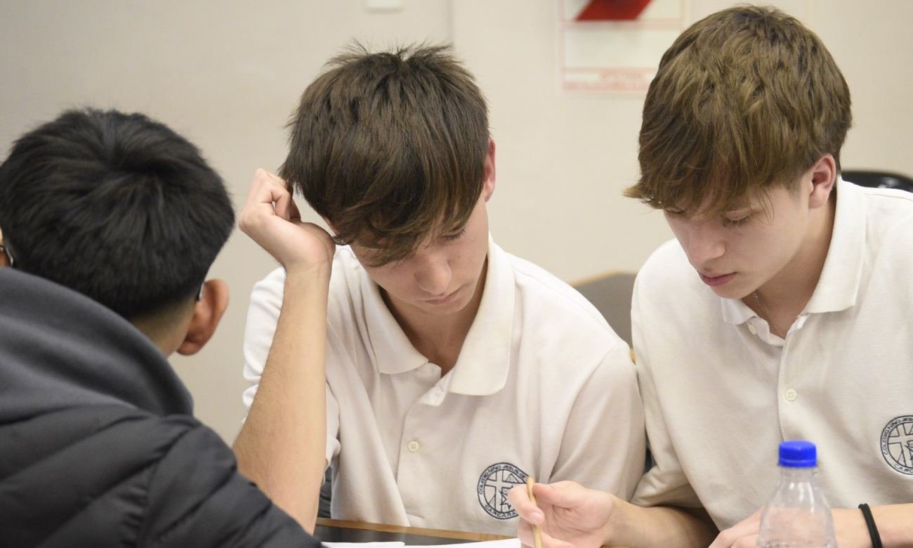 Estudiantes participan en actividades educativas orientadas a promover el uso responsable de la tecnología, la educación financiera y la prevención de las apuestas online.