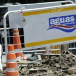 Personal de Aguas Santafesinas realiza trabajos sobre la red de distribución de agua potable en la ciudad de Santa Fe.