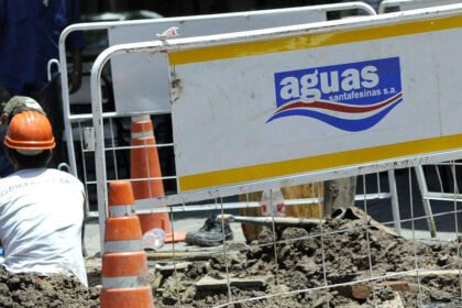 Personal de Aguas Santafesinas realiza trabajos sobre la red de distribución de agua potable en la ciudad de Santa Fe.