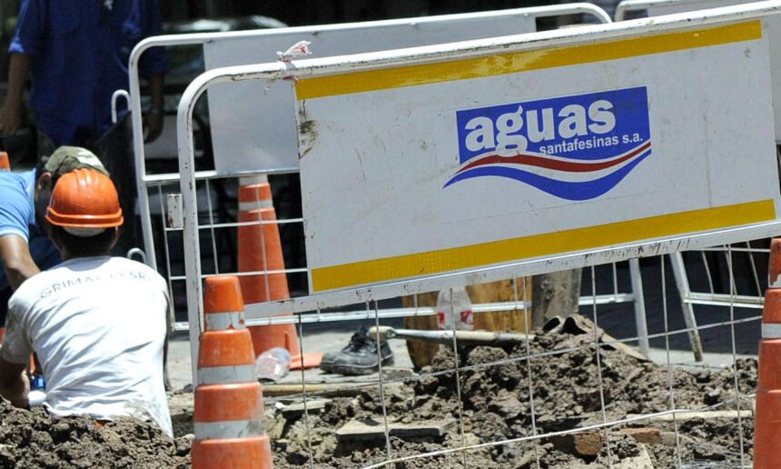 Personal de Aguas Santafesinas realiza trabajos sobre la red de distribución de agua potable en la ciudad de Santa Fe.